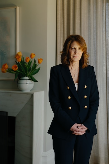 La presidenta de la Universidad de Nueva York, Linda G. Mills, cree que los estudiantes extrañan la espontaneidad que ofrece la vida universitaria (Shuran Huang para The Washington Post)