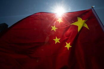 Rojo y amarillo, los colores predominantes en la decoración festiva china