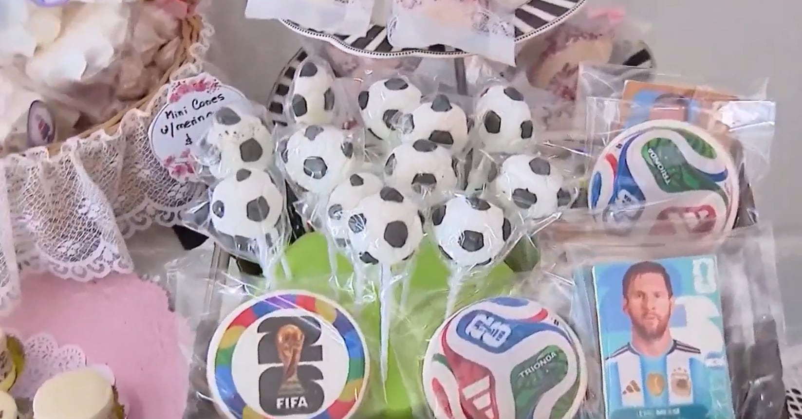 Cake Lounge Miami lanzó una línea temática con alfajores, galletas de Lionel Messi y productos personalizados para el Mundial (NBC News)