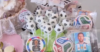 Variedad de productos temáticos de fútbol, incluyendo mini conos con merengue, cake pops, pelotas y galletas con logos del Mundial y Lionel Messi