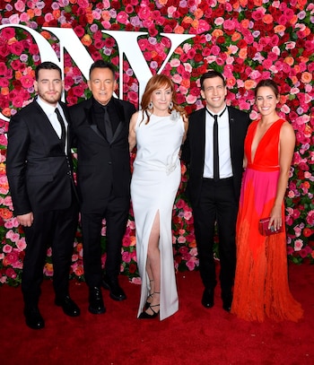 La familia Springsteen-Scialfa, una unión inquebrantable que dio vida a tres hijos que hoy cuentan con 34, 32 y 30 años de edad (AFP PHOTO/ANGELA WEISS)