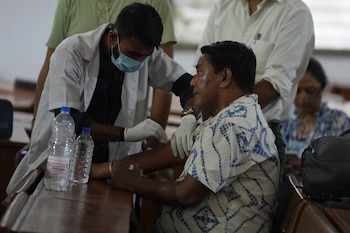 Un trabajador de la salud