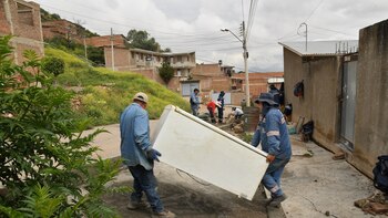 Decenas de familias desalojan sus