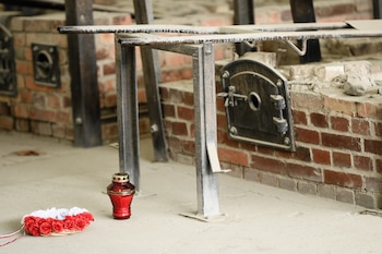 Velas y flores ante un horno crematorio del campo de concentración nazi de Sachsenhausen, cerca de Berlin, en una imagen de archivo. EFE/EPA/CLEMENS BILAN