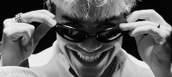 Las producciones de NSQK combinan elementos como música electrónica, pop alternativo, R&B y ritmos urbanos.
