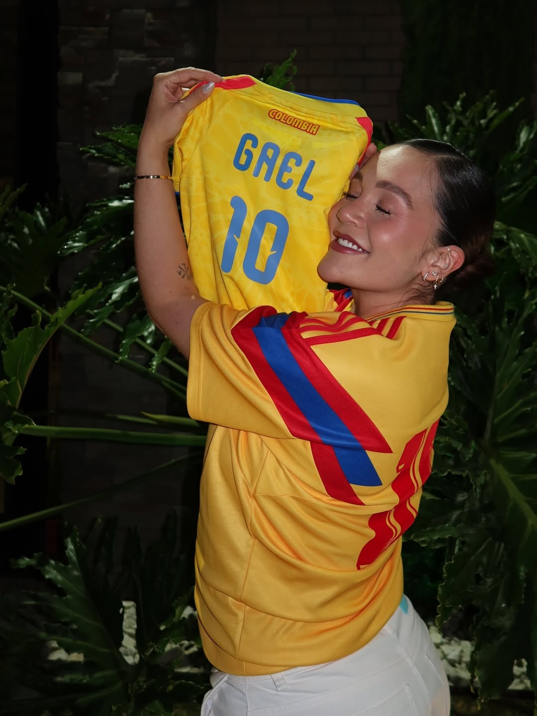 Con una camiseta de la Selección Colombia la actriz reveló el nombre de su bebé - crédito @linatejeiro/IG