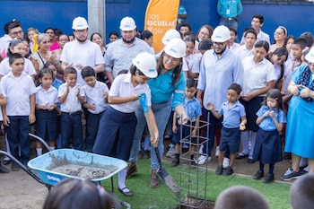 A nivel nacional, la institución ha intervenido cerca de 100 escuelas, con 23 de estas ya fueron finalizadas y entregadas a sus comunidades.