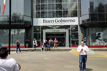 Gobierno federal ha inhabilitado a varias empresas por irregularidades en licitaciones del IMSS.
