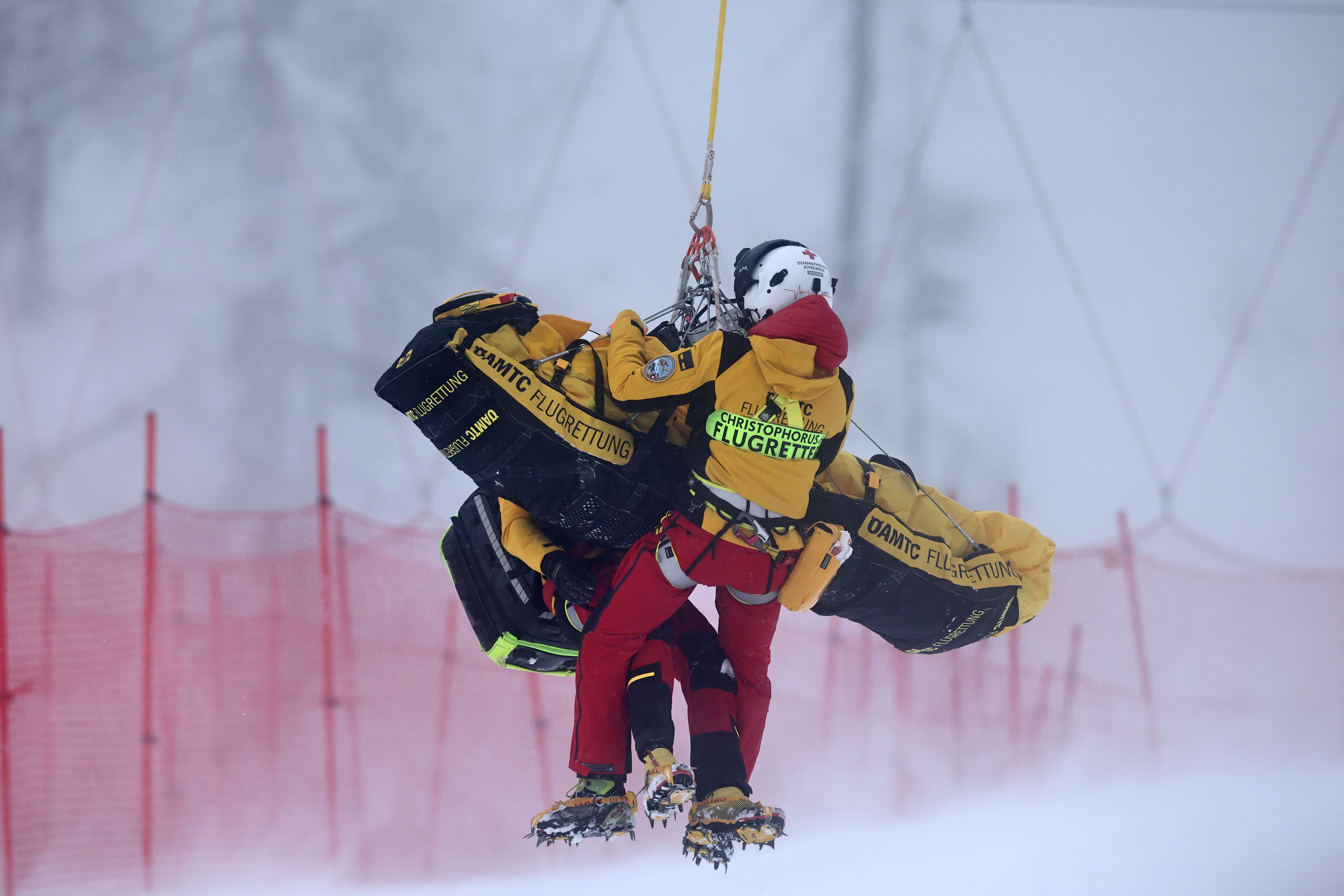 Magdalena Egger debió ser evacuada en helicóptero tras su caída: sufrió una lesión ligamentaria que la dejará sin los Juegos Olímpicos de Invierno (Crédito: AP/Marco Trovati)