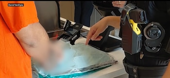 Las autoridades policiales de Lewisville confirmaron mediante conteos manuales y electrónicos que la suma estaba intacta (Captura de video)
