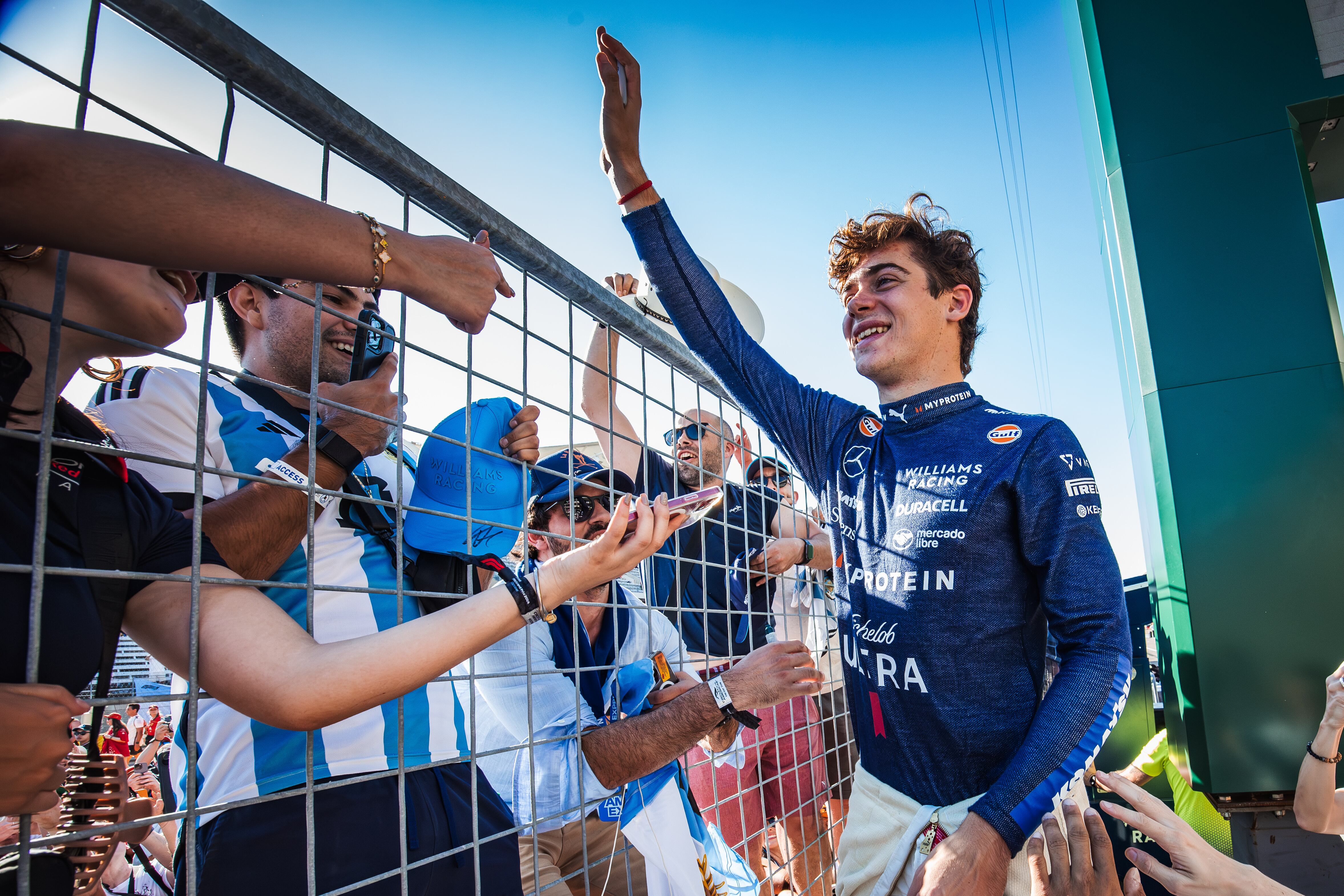 Franco Colapinto saluda al público argentino en el Gran Premio de Estados Unidos de 2024, donde corrió para Williams (AP)