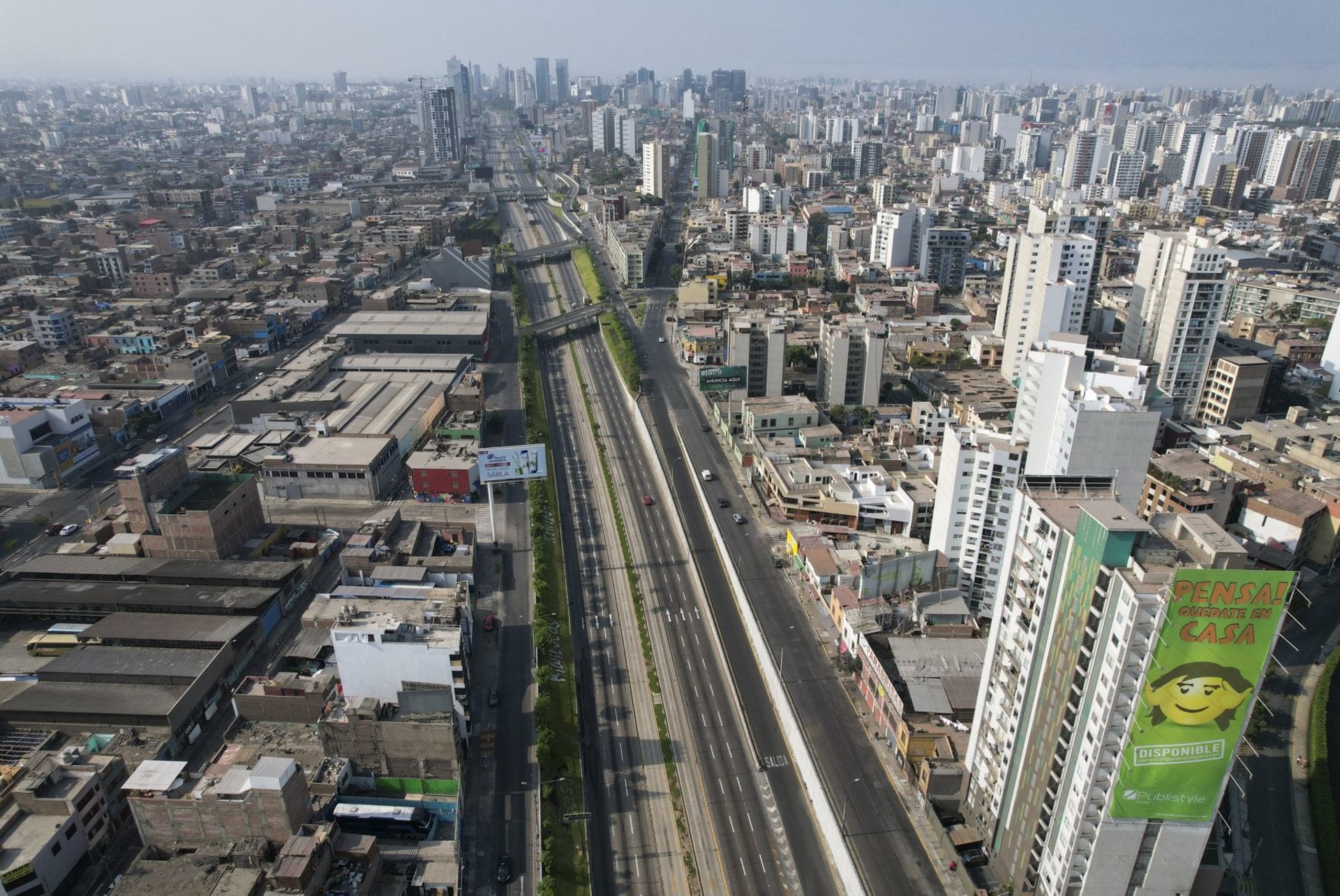 05/04/2022 05 April 2022, Peru, Lima: A view of empty streets in the city of Lima after the government decreed a state of emergency following riots in protests on Monday against rising fuel and food prices. (Best quality possible.) Photo: Renato Pajuelo/Agentur Andina/dpaECONOMIA INTERNACIONALRenato Pajuelo/Agentur Andina/dp / DPA
