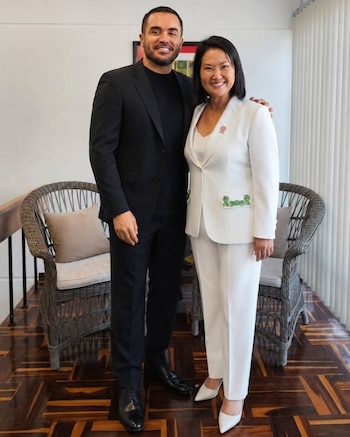 El sastre blanco de dos piezas de la entrega de credenciales del 15 de julio fue atribuido al trabajo de Sivirich.