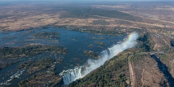 El Parque Nacional Victoria Falls alberga una gran diversidad de fauna y la experiencia única de contemplar millones de litros de agua en caída (Wikimedia Commons)