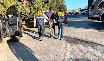 Arsenio Erico Sugastti Notario tiene