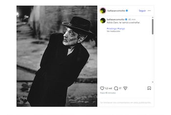 Fotografía en blanco y negro de Daniel Melingo, un hombre con sombrero de ala ancha y abrigo oscuro, mirando hacia su derecha, con fondo urbano borroso