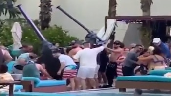 Personas evacúan área de derrumbe en el Hard Rock de Hollywood
