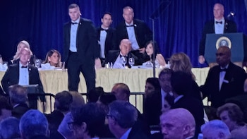 El presidente guatemalteco ofrece solidaridad a Estados Unidos tras violencia en evento oficial