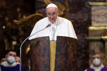 El Papa Francisco habla a la audiencia durante la Santa Misa por el 400 aniversario de la Canonización de San Ignacio de Loyola, San Isidoro el Labrador, Francesco Saverio, Santa Teresa de Jesús y Filippo Neri, en la Iglesia Jesuita del Santísimo Nombre de Jesús , en Roma, Italia, Marzo 12, 2022. Vatican Media/Distribuido vía REUTERS. ATENCIÓN EDITORES, ESTA IMAGEN FUE CEDIDA POR UN TERCERO