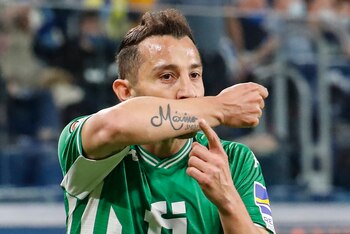 El centrocampista Andrés Guardado celebrando