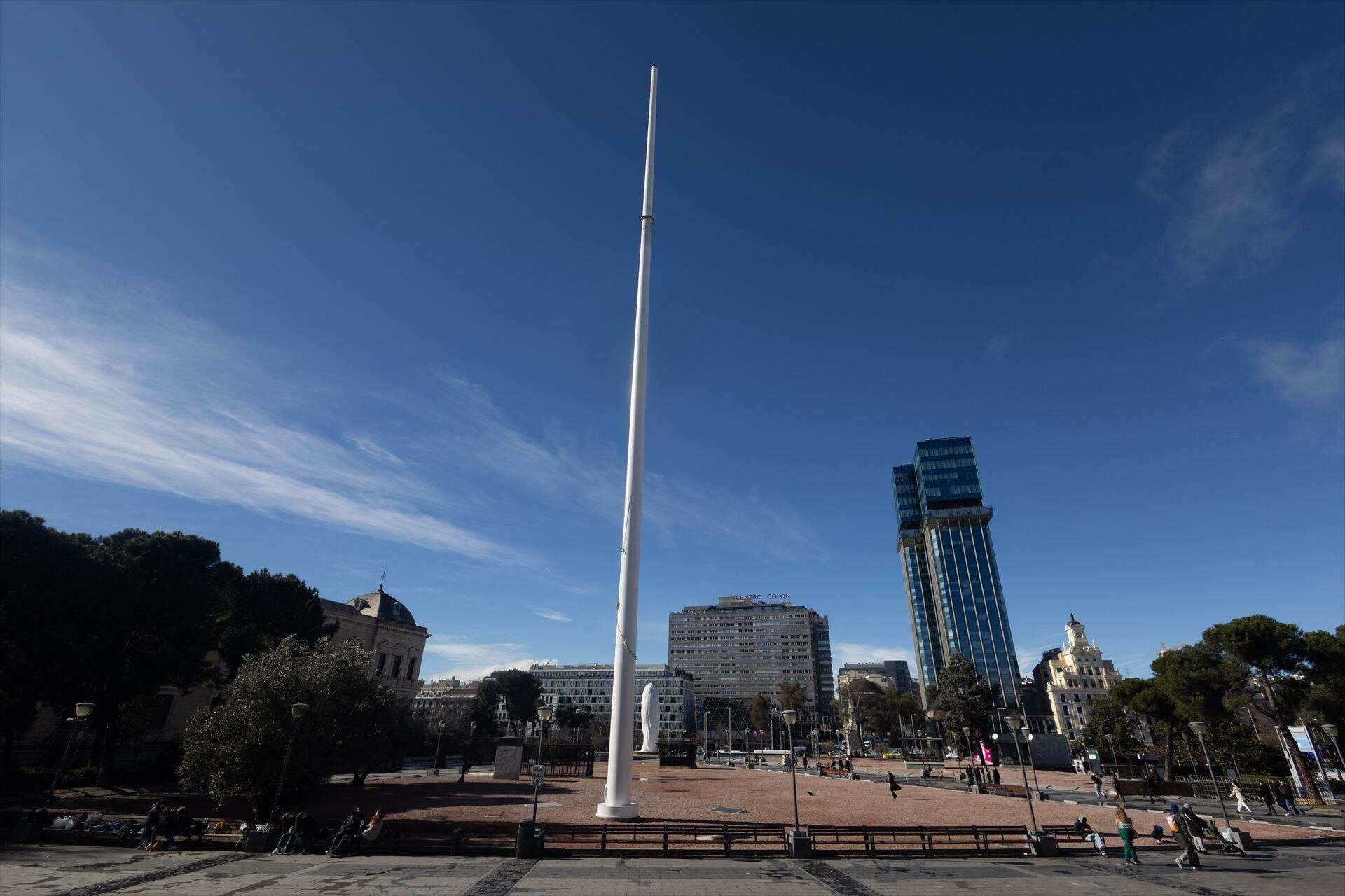 Mástil de la bandera de España vacío después de retirar la bandera tras el temporal de nieve, en la plaza de Colón, Madrid (Eduardo Parra / Europa Press)