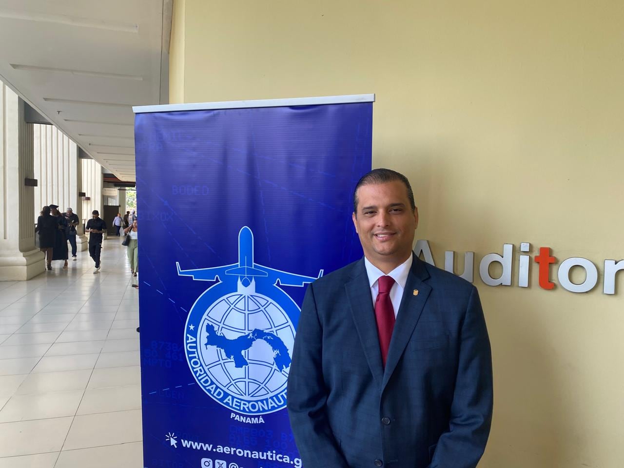 Rafael Bárcenas, director de la Autoridad Aeronáutica Civil, afirmó que la graduación es solo el inicio y que ahora los nuevos controladores deberán completar su entrenamiento práctico en condiciones reales, donde pondrán a prueba su capacidad de reacción y manejo del estrés. Alex Hernández