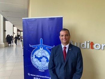 Rafael Bárcenas, director de la Autoridad Aeronáutica Civil, afirmó que la graduación es solo el inicio y que ahora los nuevos controladores deberán completar su entrenamiento práctico en condiciones reales, donde pondrán a prueba su capacidad de reacción y manejo del estrés. Alex Hernández