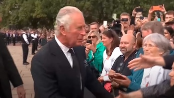 El Rey Carlos III saluda a la gente