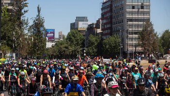 Personas en bicicleta participan en