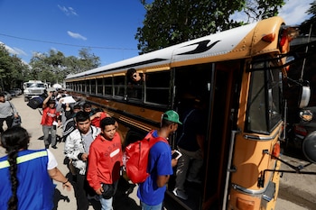El sector transporte urbano anunció la suspensión temporal de medidas de presión, condicionado al cumplimiento del pago del bono compensatorio. REUTERS/Yoseph Amaya