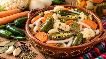 ¡Olvídate de comprar chiles en lata! Prepara esta receta casera con zanahoria y coliflor