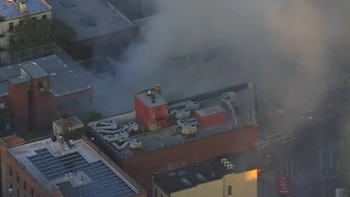 Hallaron dos cuerpos entre los escombros tras un incendio en una tienda del Bronx