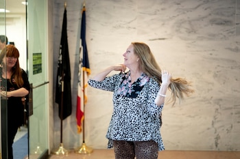 Carole Baskin, directora ejecutiva de Big Cat Rescue vestida de pies a cabeza de animal print (REUTERS/Tom Brenner)