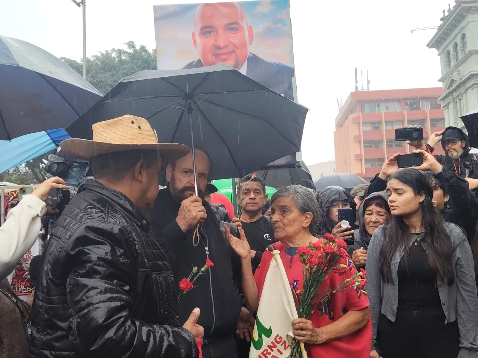 Familiares y ciudadanos homenajearon al abogado Juan Francisco Solórzano Foppa en la Plaza de la Constitución de la Ciudad de Guatemala. (Infobae Centroamérica)