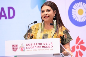 Clara Brugada anuncia el inicio del programa de emplacamiento para vehículos eléctricos en la CDMX.