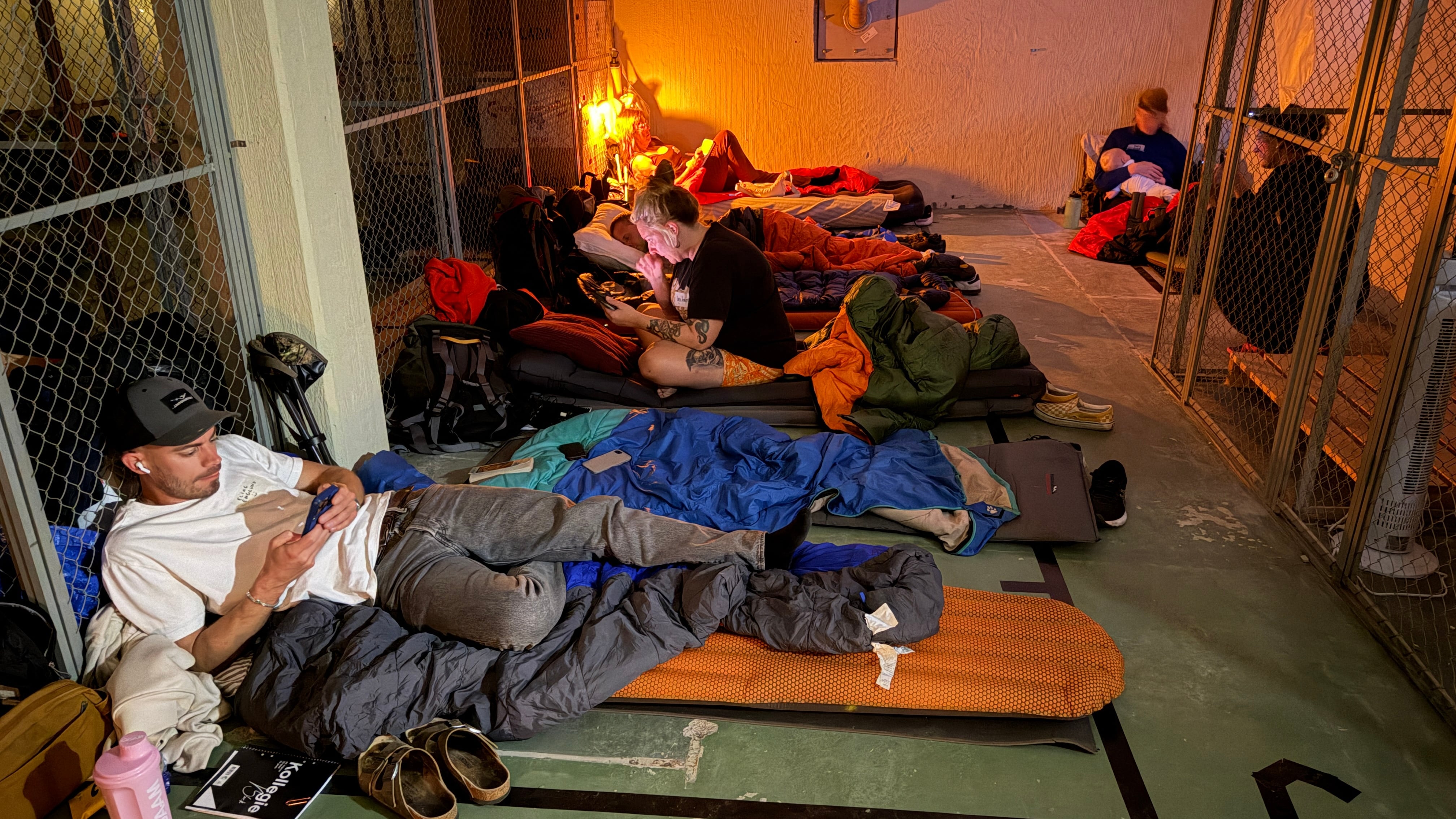 Personas participan de un ejercicio nocturno en un refugio de defensa civil en Grums, Suecia. 25 de septiembre de 2026 (JONATHAN KLEIN / AFP)