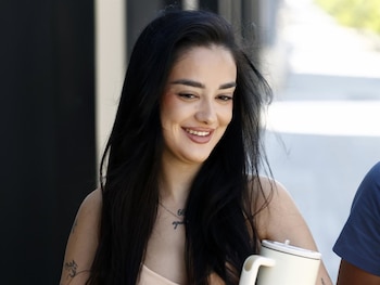 26/08/2026 Juls Janeiro planta cara a Belén Esteban.
La guerra entre Juls Janeiro y Belén Esteban continúa dando de qué hablar. Después de que la joven rompiese su silencio sobre el conflicto familiar que ambas mantienen y cargase públicamente contra la colaboradora, la conocida como 'princesa del pueblo' también ha dado su versión de los hechos. Un cruce de declaraciones en el que ambas han defendido su propia historia y en el que Juls ha dejado claro que, aunque está dispuesta a contar su experiencia, todavía se guarda muchos detalles por respeto a la persona que tienen en común.
EUROPA ESPAÑA SOCIEDAD