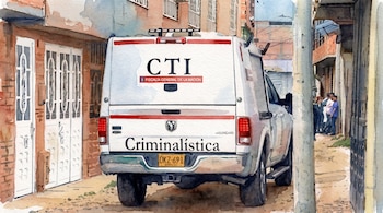 Camioneta blanca de Criminalística con logotipos CTI y Fiscalía, matrícula OKZ-691, en una calle urbana con edificios y personas.