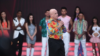 El Bicho Gómez fue el protagonista del escándalo de la semana en una semana particularmente escandalosa en Bailando 2023. El actor renunció en la pista más famosa del país y en ese acto se rompía la pareja con Anita Martínez, una de las favoritas del público y campeones en 2014. La bailarina ya estrenó su unipersonal en Carlos Paz y la dificultad para ensayar con asiduidad habría sido el desencadenante. La decisión del Bicho tomó por sorpresa a Anita, que se encontraba en la localidad cordobesa, y aseguró que todo estaba acordado con la producción. Sin embargo, el aluvión de renuncias, pedidos de vacaciones y acusaciones de favoritismo se llevó puesta a la pareja (Prensa América)