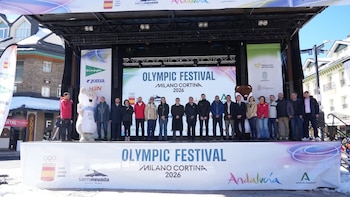 Centenares de aficionados siguen los