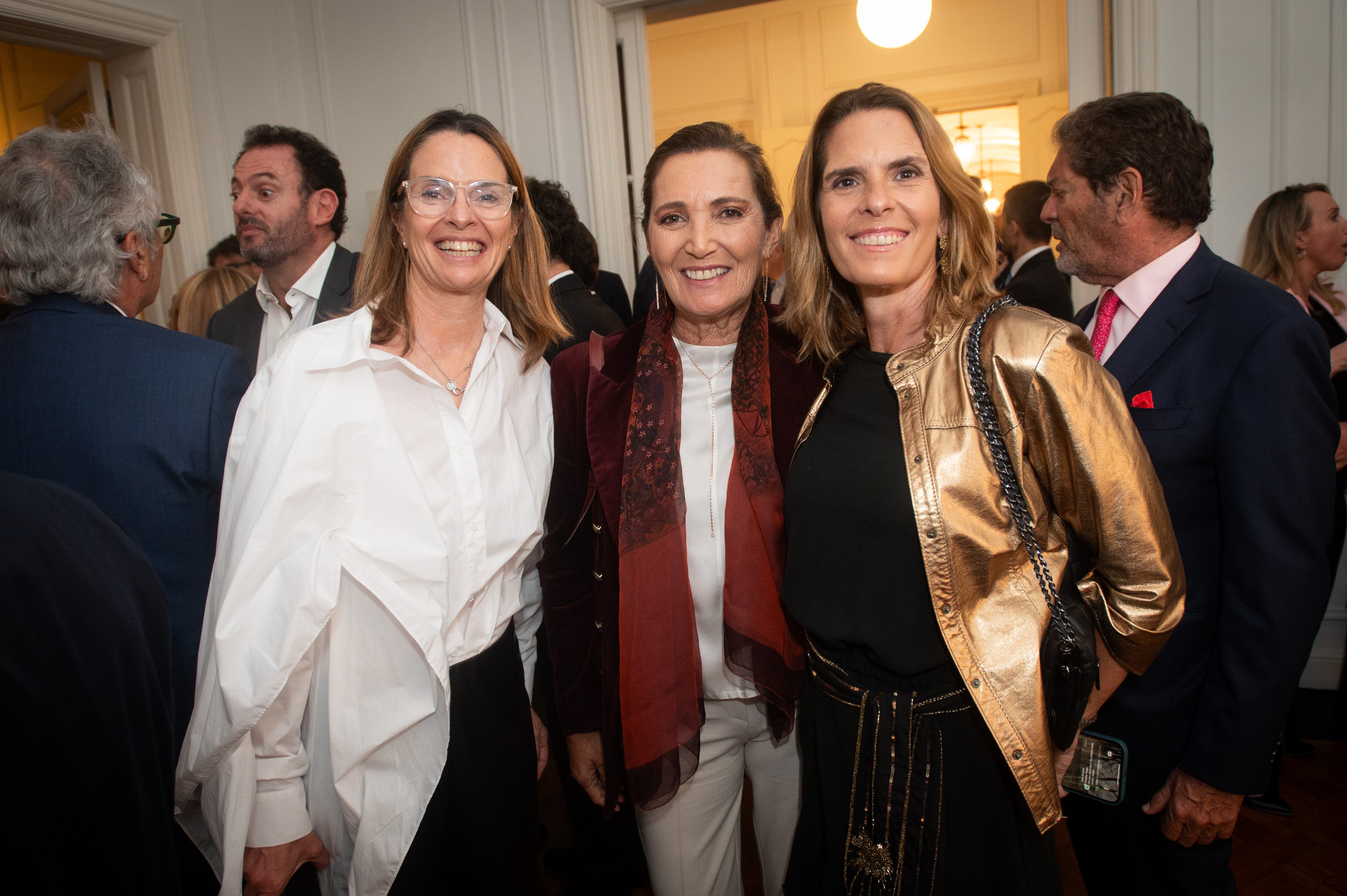 Silvana Vives y Florencia Peña, presidente y vicepresidente de Asociación Conciencia, junto a Dora Sánchez