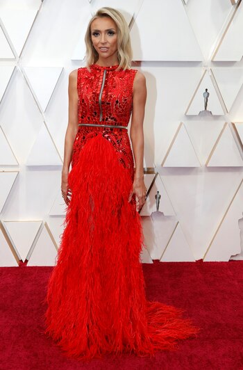 Giuliana Rancic, la conductora de la alfombra roja, la asesora de imagen Gabriela Gurmandi opinó "A Rancic se la vio espléndida en Atelier Zuhra, con plumas en falda y pedrería. Un look clásico de Hollywood, le quedó muy bien ese color a ella"