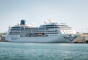 El crucero Adonia anclado en