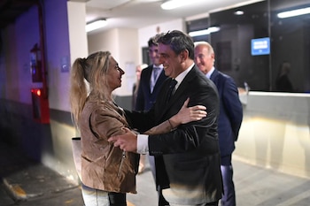 Lisandro Catalán, presidente de La Libertad Avanza en Tucumán, recibiendo a Javier y Karina Milei.