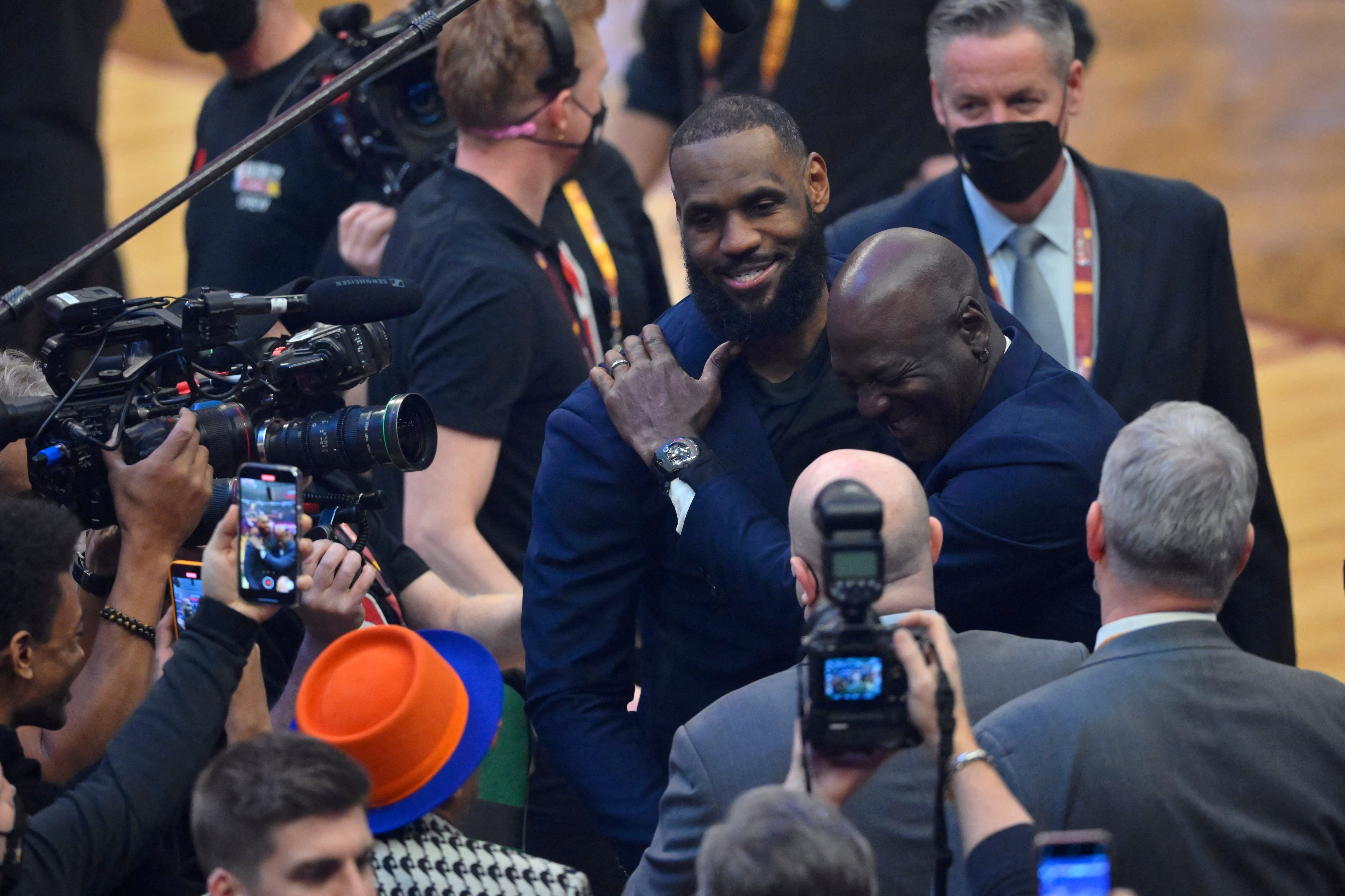Las comparaciones entre leyendas de la NBA como LeBron James y Michael Jordan son alimentadas por la cultura mediática y los récords históricos (Mandatory Credit: David Richard-USA TODAY Sports)
