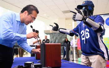 El Aeropuerto Internacional Mineta de San José lanza el robot humanoide IntBot, impulsado por IA