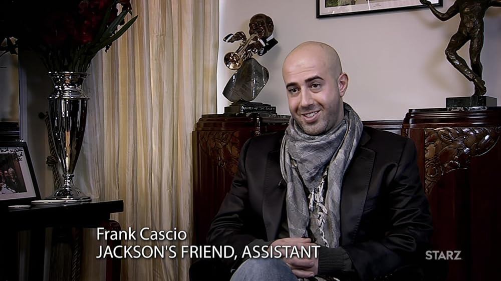 Durante años, Frank Cascio defendió públicamente al cantante y llegó a describirlo como un miembro cercano de su familia. (Captura de video/Reddit)