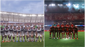 Un collage de dos fotos: a la izquierda, equipo de fútbol en uniformes claros en campo abierto; a la derecha, equipo de fútbol en uniformes oscuros en estadio iluminado con humo.