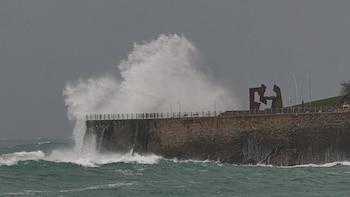 Oleaje y viento ponen en