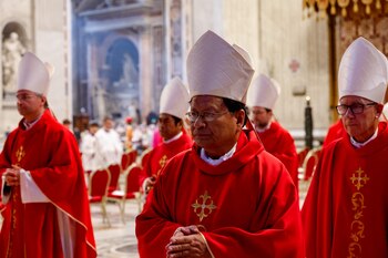 El cardenal Charles Maung Bo asiste a una misa de duelo por el Papa Francisco en el sexto día de Novendiali (nueve días de luto después del funeral del Papa) en la Basílica de San Pedro en el Vaticano, el 1 de mayo de 2025. REUTERS/Amanda Perobelli